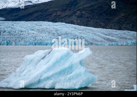 Isländischer Permafrost und Eisberg in der Nähe der Gletscherlagune Jukulsarlon Stockfoto