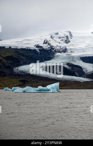 Isländischer Permafrost und Eisberg in der Nähe der Gletscherlagune Jukulsarlon Stockfoto