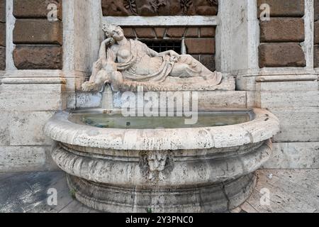 Four Fountains ist eine Gruppe von vier Brunnen aus der Spätrenaissance, die sich an der Kreuzung von Via delle Quattro Fontane und Via del Quirinale in Rom befinden. Stockfoto