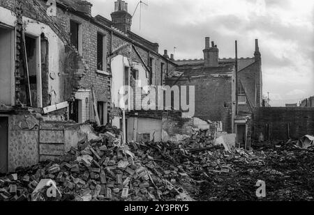 1976 Schwarzweiß-Archivfoto von teilweise abgerissenen Häusern in der William Street, Finchley. Stockfoto