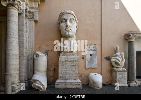 Rom, Italien - 2. September 2023: Antike römische Statue des Kaisers Konstantin des Großen im Innenhof der Kapitolinischen Museen. Stockfoto