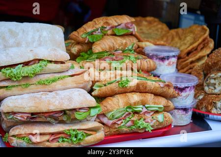 Leckere und große Sandwiches auf dem Tresen, das Überleben des Unternehmens in Zeiten der Wirtschaftskrise Stockfoto