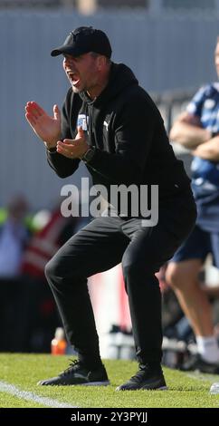 Barrow Manager Stephen Clemence während des Spiels zwischen Grimsby Town und Barrow in Blundell Park, Cleethorpes am Samstag, den 14. September 2024. (Foto: Michael Driver | MI News) Credit: MI News & Sport /Alamy Live News Stockfoto