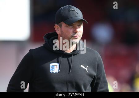 Barrow Manager Stephen Clemence während des Spiels zwischen Grimsby Town und Barrow in Blundell Park, Cleethorpes am Samstag, den 14. September 2024. (Foto: Michael Driver | MI News) Credit: MI News & Sport /Alamy Live News Stockfoto