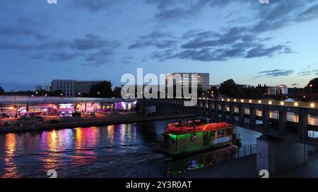 14.09.2024, Berlin - Deutschland. Blick auf die Bar Capital Beach, die Spree und das Bundeskanzleramt bei Dämmerung. *** 14 09 2024, Berlin Deutschland Blick auf die Capital Beach Bar, die Spree und das Bundeskanzleramt in der Abenddämmerung Stockfoto