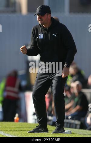 Barrow Manager Stephen Clemence während des Spiels zwischen Grimsby Town und Barrow in Blundell Park, Cleethorpes am Samstag, den 14. September 2024. (Foto: Michael Driver | MI News) Credit: MI News & Sport /Alamy Live News Stockfoto