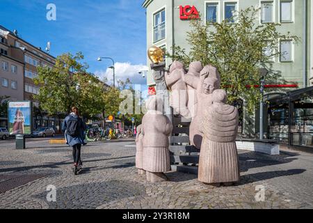 Skvallertorget oder Gossip Platz mit einer Skulptur von Pye Engström in Norrköping, Schweden. Norrköping ist eine historische Industriestadt Stockfoto