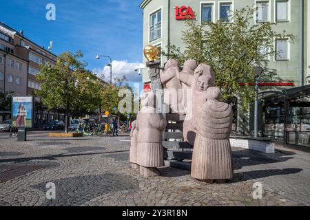 Skvallertorget oder Gossip Platz mit einer Skulptur von Pye Engström in Norrköping, Schweden. Norrköping ist eine historische Industriestadt Stockfoto