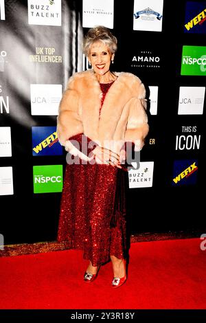 Anita Dobson @. Das ist Icon: Musik- und Modeunterstützung NSPCC Children Charity Stockfoto