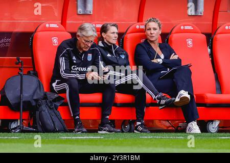 Enschede, Niederlande. September 2024. ENSCHEDE, NIEDERLANDE - 14. SEPTEMBER: Teammanager Mirjam Clifford von PEC Zwolle während eines niederländischen Eredivisie-Spiels zwischen FC Twente und PEC Zwolle in de Grolsch Veste am 14. September 2024 in Enschede, Niederlande. (Foto: Raymond Smit/Orange Pictures) Credit: dpa/Alamy Live News Stockfoto