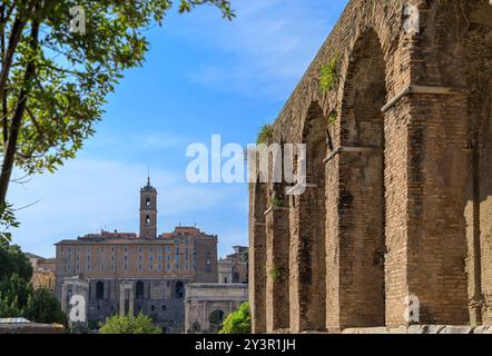 Blick auf das Forum Romanum von den Überresten der Basilika Maxentius und Konstantin in Rom, Italien. Stockfoto