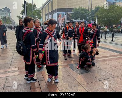 Peking, China, Straßenszene, Gruppe ältere Menschen, Frauen in traditionellen Kostümen, Einkaufsstraße, Wangfujing St., Center City, Mode Stockfoto