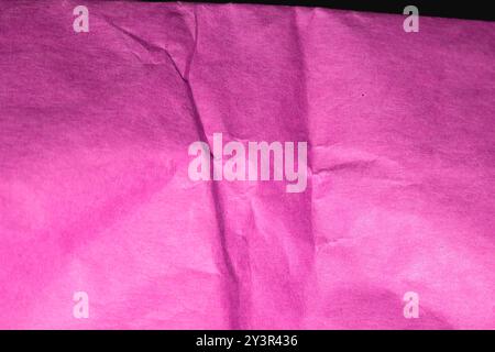 Pinkfarbene Papiertüte zerknittert und gefaltet für den Hintergrund Stockfoto