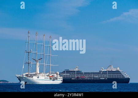 Ein Kontrast zwischen einem modernen Kreuzfahrtschiff und einem historischen Großschiff - Dubrovnik, Kroatien Stockfoto