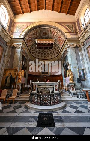 Rom, Italien - 31. August 2023: Innenraum der Chiesa di Sant'Angelo in Pescheria, Kirche in Rom, Italien. Stockfoto