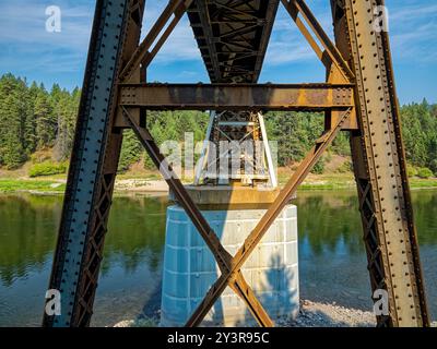 Die Unterseite eines Eisenbahnbocks, der den Clark Fork River in der Nähe von St. Regis in Montana, USA, überquert Stockfoto