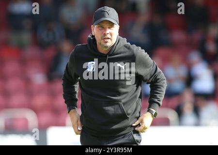 Barrow Manager Stephen Clemence während des Spiels zwischen Grimsby Town und Barrow in Blundell Park, Cleethorpes am Samstag, den 14. September 2024. (Foto: Michael Driver | MI News) Credit: MI News & Sport /Alamy Live News Stockfoto