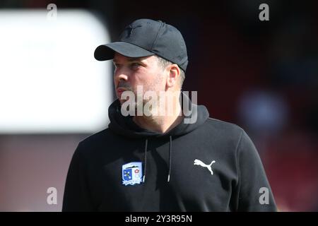 Barrow Manager Stephen Clemence während des Spiels zwischen Grimsby Town und Barrow in Blundell Park, Cleethorpes am Samstag, den 14. September 2024. (Foto: Michael Driver | MI News) Credit: MI News & Sport /Alamy Live News Stockfoto