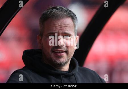 Barrow Manager Stephen Clemence während des Spiels zwischen Grimsby Town und Barrow in Blundell Park, Cleethorpes am Samstag, den 14. September 2024. (Foto: Michael Driver | MI News) Credit: MI News & Sport /Alamy Live News Stockfoto