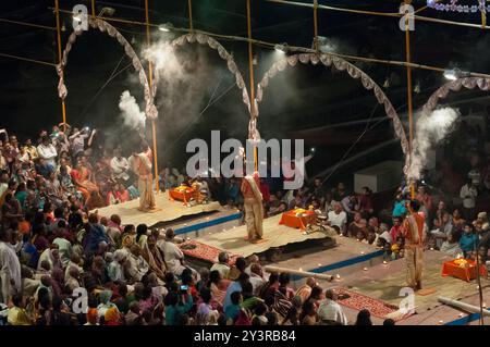 Hinduistische Priester führen nachts eine ganga-aarti-Zeremonie auf den Ghats von varanasi in Indien durch Stockfoto