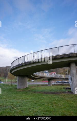 Göteborg, Schweden - 13. november 2022: Spiralrampe über eine Autobahn Stockfoto