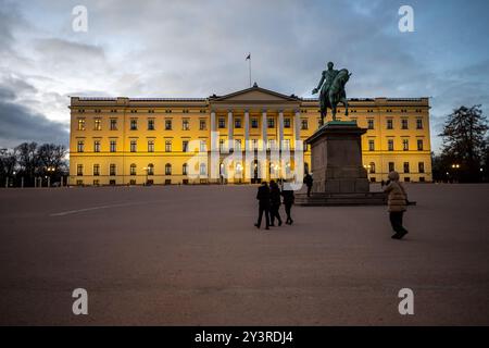 Oslo, Norwegen - 19. november 2022: Der königliche norwegische Palast in der Nacht Stockfoto