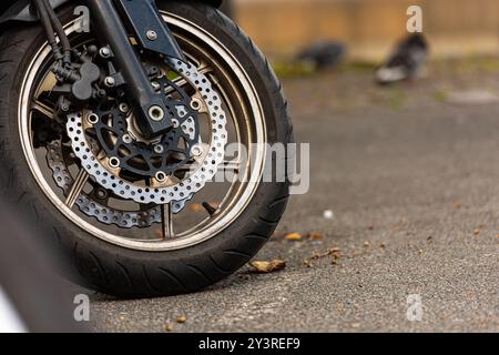 Göteborg, Schweden - 20. september 2019: Vorderrad und Bremsen eines Motorrads. Stockfoto