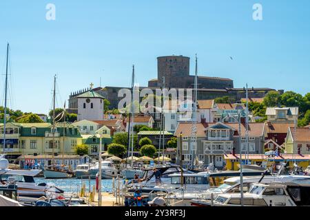 Kung?lv, Schweden - 15. Juli 2022: Boote Häuser und Festung von Marstrand. Stockfoto