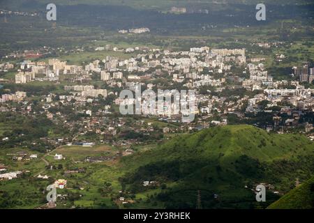 Mumbai, Maharashtra, Indien. September 2024. Ein allgemeiner Blick auf die Stadt Neral unterhalb der Bergstation Matheran im Bezirk Raigad am Stadtrand von Mumbai. Matheran ist eine wunderschöne Bergstation am Stadtrand im Raigad Bezirk von Maharashtra. In der Bergstation sind Kraftfahrzeuge verboten, und Touristen können einen Spielzeugzug nehmen, der direkt in die Bergstation fährt, von wo aus sie entweder zu Fuß gehen oder eine handgezogene Rikscha mieten oder auf einem Pferd für Besichtigungen in und um die Bergstation fahren können. Monsunmonate werden von Touristen bevorzugt, da die gesamte Bergstation in c verwandelt wird Stockfoto