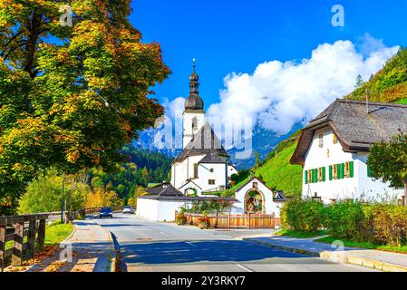 Ramsau, Nationalpark Berchtesgaden, Deutschland: Herbstliche Landschaft mit Pfarrkirche St. Sebastian und Bayerischen alpen, Europa Stockfoto