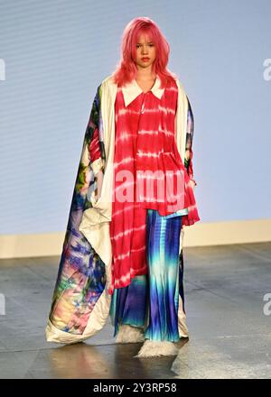 LONDON, GROSSBRITANNIEN. September 2024. Chinesischer Designer präsentiert den neuesten Designer auf der Fashion Scout China LFW SS25 in den Protein Studios in London, Großbritannien. (Foto von 李世惠/siehe Li/Picture Capital) Credit: Siehe Li/Picture Capital/Alamy Live News Stockfoto