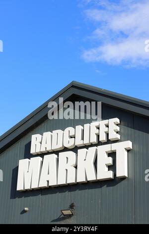 Schild der Markthalle Radcliffe, weiße Buchstaben an der grauen Gebäudefassade bei hellem Sonnenschein mit blauem Himmel in radcliffe Greater manchester uk Stockfoto