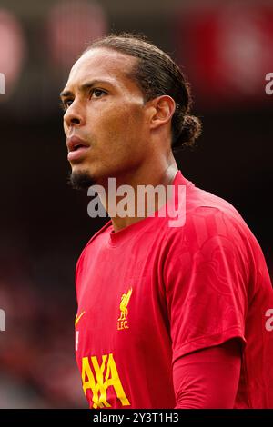 Virgil van Dijk aus Liverpool wärmt sich während des Premier League-Spiels zwischen Liverpool und Nottingham Forest in Anfield, Liverpool am Samstag, den 14. September 2024. (Foto: Steven Halliwell | MI News) Credit: MI News & Sport /Alamy Live News Stockfoto