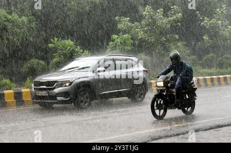 Neu-Delhi, Indien. September 2024. GHAZIABAD, INDIEN - 14. SEPTEMBER: Pendler bei Regen am 14. September 2024 in Ghaziabad, Indien. Das indische Meteorologische Department (IMD) hat einen „orangefarbenen“ Alarm ausgegeben, der darauf hinweist, dass der Modus „bereit sein“ ist, da extrem schlechtes Wetter vorhergesagt wird. (Foto: Sakib Ali/Hindustan Times/SIPA USA) Credit: SIPA USA/Alamy Live News Stockfoto