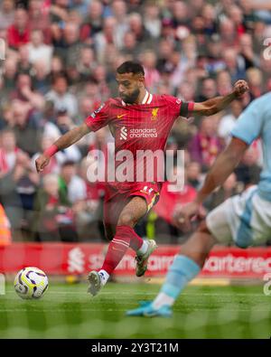 Liverpool Mohamed Salah schießt beim Premier League-Spiel zwischen Liverpool und Nottingham Forest am Samstag, den 14. September 2024, in Anfield, Liverpool. (Foto: Steven Halliwell | MI News) Credit: MI News & Sport /Alamy Live News Stockfoto