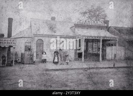 Ekins-Apotheke, Melbourne, Victoria: Der Laden von der Straße aus gesehen, mit dem Apotheker und seiner Familie draußen stehen. Foto von E.C. Waddington, Ca. 1883/1884. Stockfoto