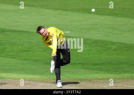 #6, Tom Smith aus Gloucestershire im Action-Bowling während des Halbfinalspiels zwischen Gloucestershire CCC und Sussex CCC beim Vitality Blast Finals Day im Edgbaston Cricket Ground, Birmingham am Samstag, den 14. September 2024. (Foto: Stuart Leggett | MI News) Credit: MI News & Sport /Alamy Live News Stockfoto