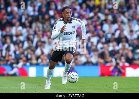 London, Großbritannien. September 2024. Kenny Tete of Fulham spielt mit dem Ball während des Premier League-Spiels Fulham gegen West Ham United im Craven Cottage, London, Vereinigtes Königreich, 14. September 2024 (Foto: Izzy Poles/News Images) in London, Vereinigtes Königreich am 14. September 2024. (Foto: Izzy Poles/News Images/SIPA USA) Credit: SIPA USA/Alamy Live News Stockfoto