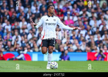 London, Großbritannien. September 2024. Kenny Tete of Fulham spielt mit dem Ball während des Premier League-Spiels Fulham gegen West Ham United im Craven Cottage, London, Vereinigtes Königreich, 14. September 2024 (Foto: Izzy Poles/News Images) in London, Vereinigtes Königreich am 14. September 2024. (Foto: Izzy Poles/News Images/SIPA USA) Credit: SIPA USA/Alamy Live News Stockfoto