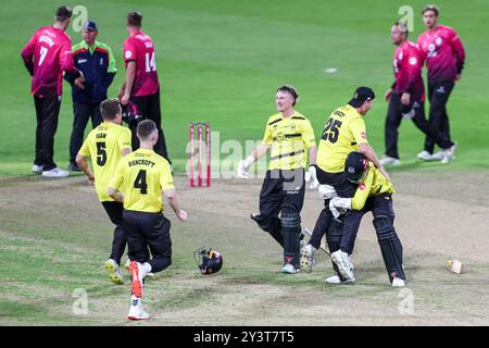 Die Spieler aus Gloucestershire beginnen den Sieg beim Finale zwischen Somerset CCC und Gloucestershire CCC am Vitality Blast Finals Day im Edgbaston Cricket Ground, Birmingham am Samstag, den 14. September 2024 zu feiern. (Foto: Stuart Leggett | MI News) Credit: MI News & Sport /Alamy Live News Stockfoto