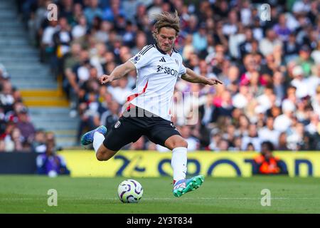 London, Großbritannien. September 2024. Joachim Andersen von Fulham kreuzt den Ball während des Premier League-Spiels Fulham gegen West Ham United im Craven Cottage, London, Großbritannien, 14. September 2024 (Foto: Izzy Poles/News Images) in London, Großbritannien am 14. September 2024. (Foto: Izzy Poles/News Images/SIPA USA) Credit: SIPA USA/Alamy Live News Stockfoto