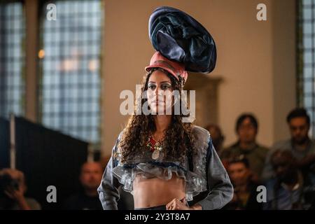 London, Großbritannien. 14. September 2024. Ein Model trägt eine Kreation von Pierre Garroudi bei einer Präsentation in Bloomsbury während der London Fashion Week, die sein 40-jähriges Bestehen feiert. Quelle: Stephen Chung / Alamy Live News Stockfoto