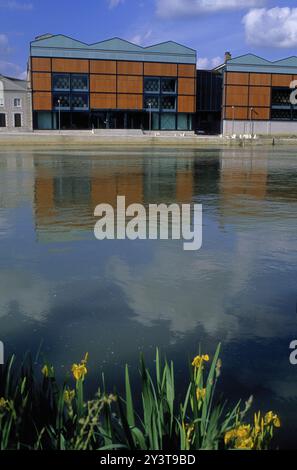 FRANKREICH. CHARENTE (16) WEINGARTEN COGNAC. JARNAC. COURVOISIER COGNAC-LAGER FÜR WEIN UND SPIRITUOSEN ENTLANG DES FLUSSES CHARENTE Stockfoto