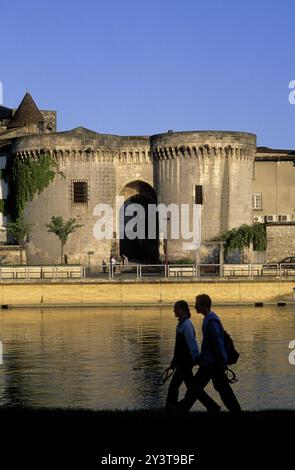 FRANKREICH. CHARENTE (16) WEINGARTEN COGNAC. STADT COGNAC. SAINT-JACQUES-TOR AN DEN KAIS VON CHARENTE. FUSSGÄNGER Stockfoto