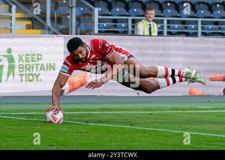 Hull, Humberside, Großbritannien. September 2024. Super League Rugby: Hull FC gegen Salford Red Devils im MKM Stadium. Kallum Watkins mit einem spektakulären Versuch in der Ecke. James Giblin/Alamy Live News. Stockfoto