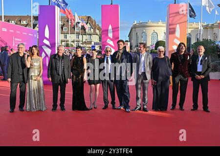 Deauville, Frankreich. September 2024. Claude Lelouch, Elsa Zylberstein, Barbara Pravi, Michel Boujenah, Francoise Gillard, Laurent Couson, Gilles Lemaire, Boaz Lelouch und Gäste bei der Abschlusszeremonie des 50. amerikanischen Filmfestivals in Deauville, Frankreich am 14. September 2024. Foto: Julien Reynaud/APS-Medias/ABACAPRESS. COM Credit: Abaca Press/Alamy Live News Stockfoto