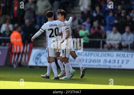 Swansea, Großbritannien. September 2024. Die Swansea City Spieler Liam Cullen (l) und Jisung EOM (10) feiern nach ihrem 1. Tor, ein eigenes Tor, das Amankwah Farson aus Norwich City (nicht im Bild) erzielte. EFL Skybet Championship Match, Swansea City gegen Norwich City im Stadion Swansea.com in Swansea, Wales am Samstag, den 14. September 2024. Dieses Bild darf nur für redaktionelle Zwecke verwendet werden. Nur redaktionelle Verwendung, Bild von Andrew Orchard/Andrew Orchard Sportfotografie/Alamy Live News Credit: Andrew Orchard Sportfotografie/Alamy Live News Stockfoto