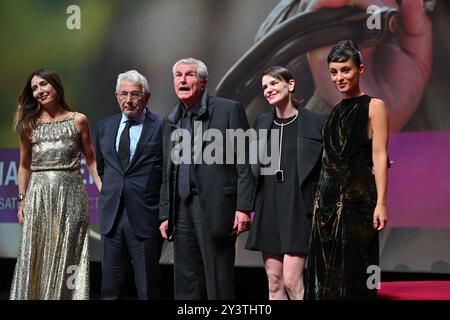 Deauville, Frankreich. September 2024. Elsa Zylberstein, Michel Boujenah, Claude Lelouch, Francoise Gillard, Barbara Pravi bei der Abschlusszeremonie des 50. Amerikanischen Filmfestivals in Deauville, Frankreich am 14. September 2024. Foto: Julien Reynaud/APS-Medias/ABACAPRESS. COM Credit: Abaca Press/Alamy Live News Stockfoto