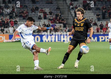 Curitiba, Brasilien. September 2024. PR - CURITIBA - 09/14/2024 - BRAZILIAN A 2024, ATHLETICO-PR x FORTALEZA - Canobbio, ATHLETICO-PR-Spieler, streitet einen Zug mit Kervin Andrade, Spieler von Fortaleza während eines Spiels im Stadion Arena da Baixada für die brasilianische A 2024 Meisterschaft. Foto: Robson Mafra/AGIF (Foto: Robson Mafra/AGIF/SIPA USA) Credit: SIPA USA/Alamy Live News Stockfoto