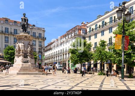 Menschen, die über die Praca Luis de Camoes in Lissabon, Portugal, laufen Stockfoto